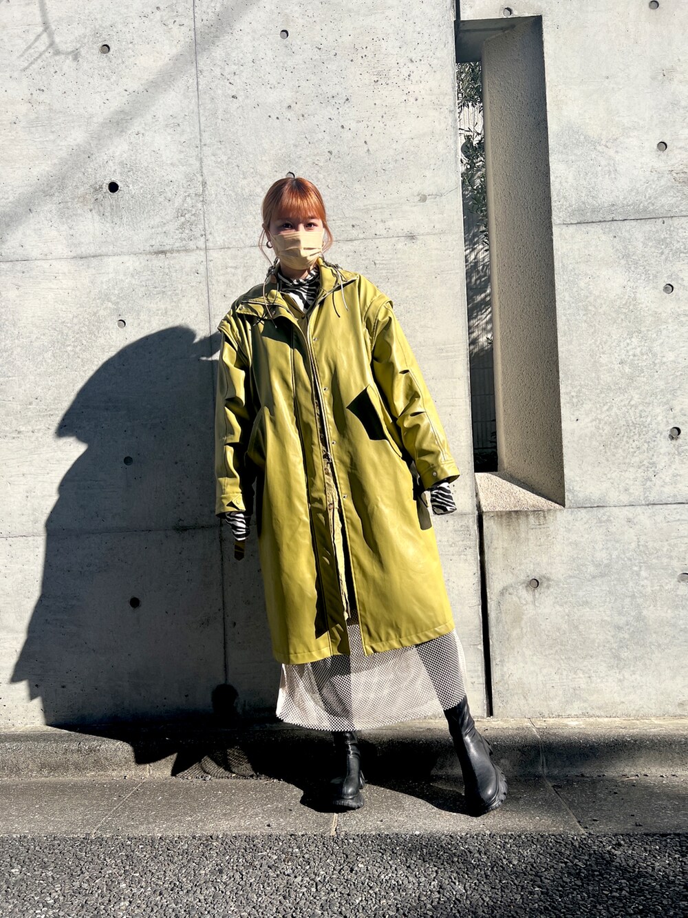 グリーン系のその他アウター、ブラック系のTシャツ/カットソー、ベージュ系のワンピースを着用したレディースの冬コーディネートの2枚目の写真