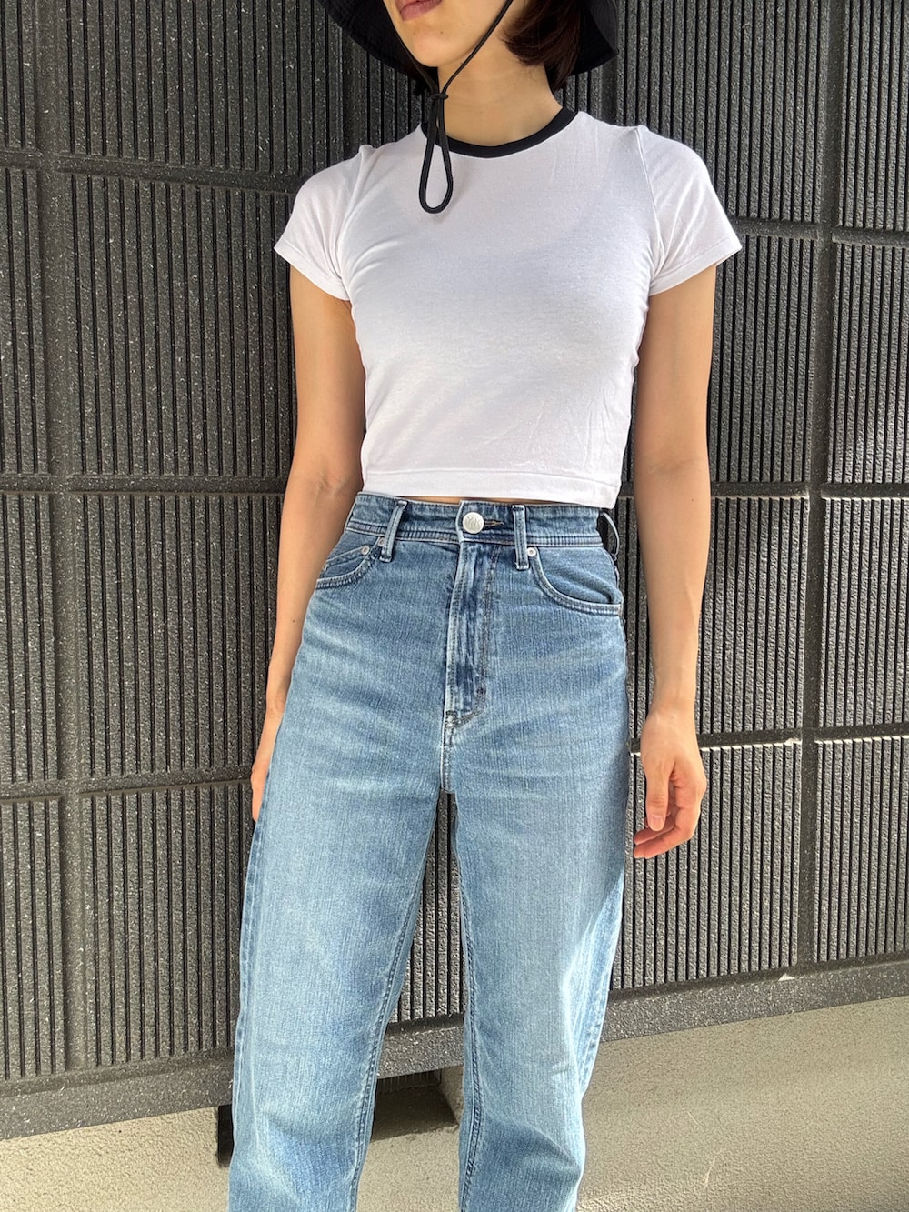 「デニム、デニムパンツ、デニムコーデ、YANUK、ハイウエスト、Tシャツ、Tシャツ×デニム、Tシャツコーデ」｜「ETRE TOKYOのアイテム（ハット、ブラック系）」を使った、yukina さん（骨格ナチュラル・レディース・167cm）の夏コーディネートの2枚目の写真