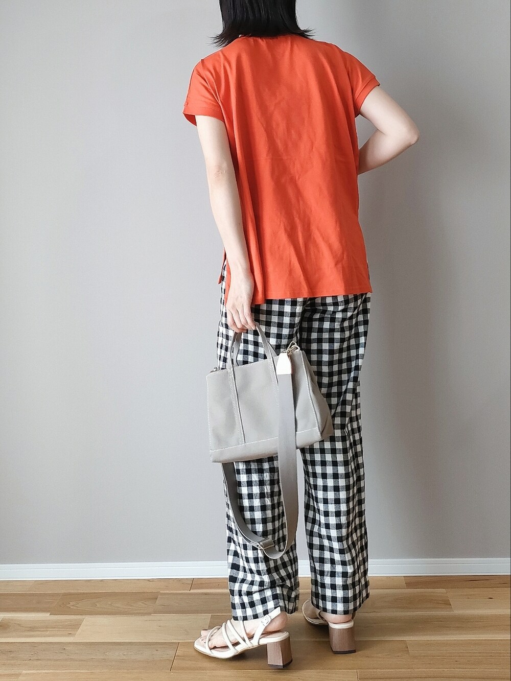 オレンジ系のTシャツ/カットソー、グレー系のハンドバッグ、その他のその他パンツを着用したレディースの夏コーディネートの4枚目の写真