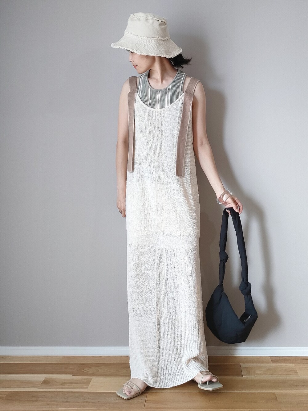 ホワイト系のワンピース、ブラック系のショルダーバッグ、グリーン系のサンダルを着用したレディースの夏コーディネートの2枚目の写真