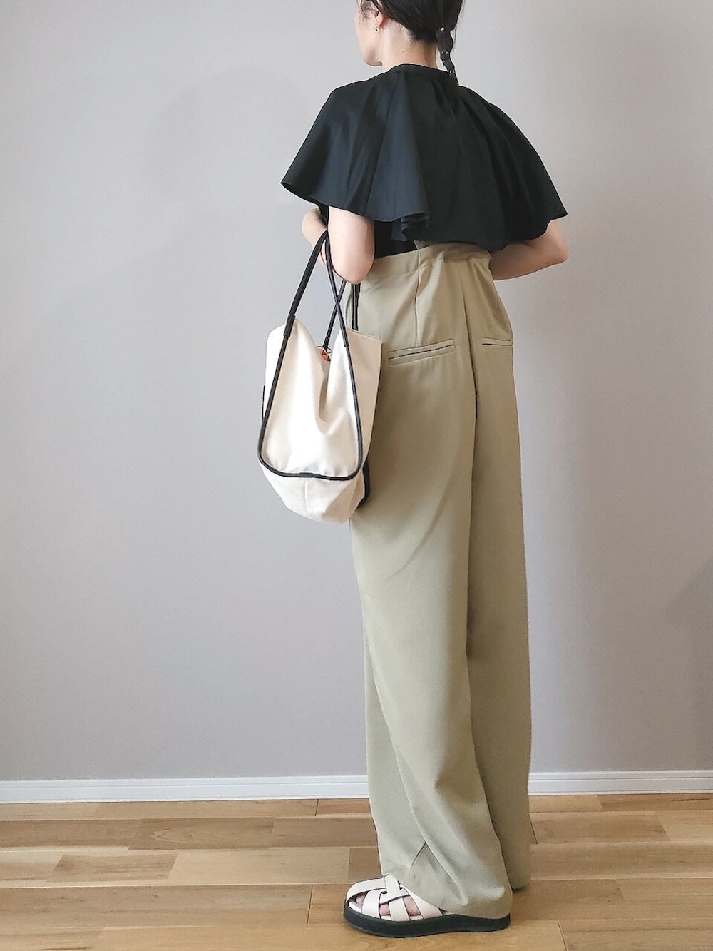 ブラック系のシャツ/ブラウス、グリーン系のサロペット/オーバーオール、ベージュ系のサンダルを着用したレディースの夏コーディネートの3枚目の写真