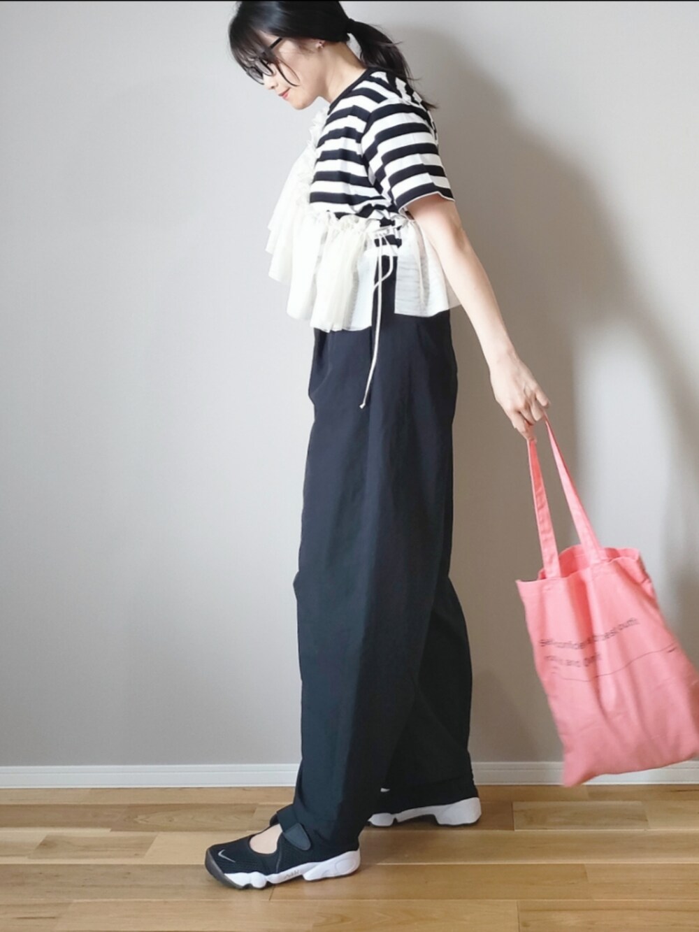 ブラック系のTシャツ/カットソー、ブラック系のカーゴパンツ、ホワイト系の付け襟を着用したレディースの春コーディネートの2枚目の写真