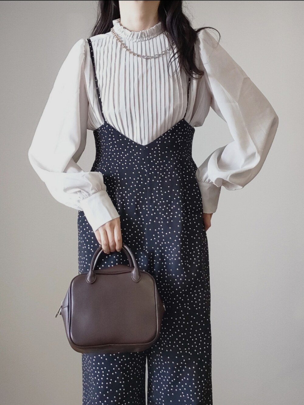 ホワイト系のシャツ/ブラウス、ブラック系のバレエシューズ、ブラック系のサロペット/オーバーオールを着用したレディースの秋コーディネートの2枚目の写真