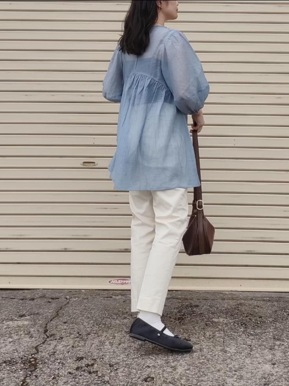 ブルー系のシャツ/ブラウス、ブラウン系のショルダーバッグ、ブラック系のバレエシューズを着用したレディースの春コーディネートの4枚目の写真