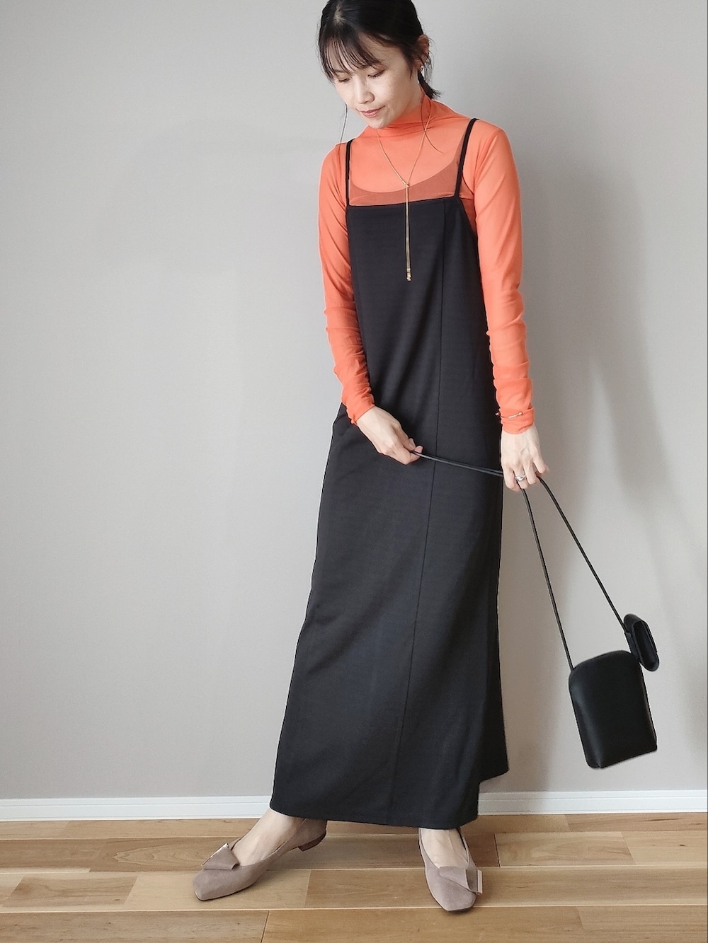 ベージュ系のパンプス、オレンジ系のTシャツ/カットソー、ブラック系のショルダーバッグを着用したレディースの秋コーディネートの3枚目の写真