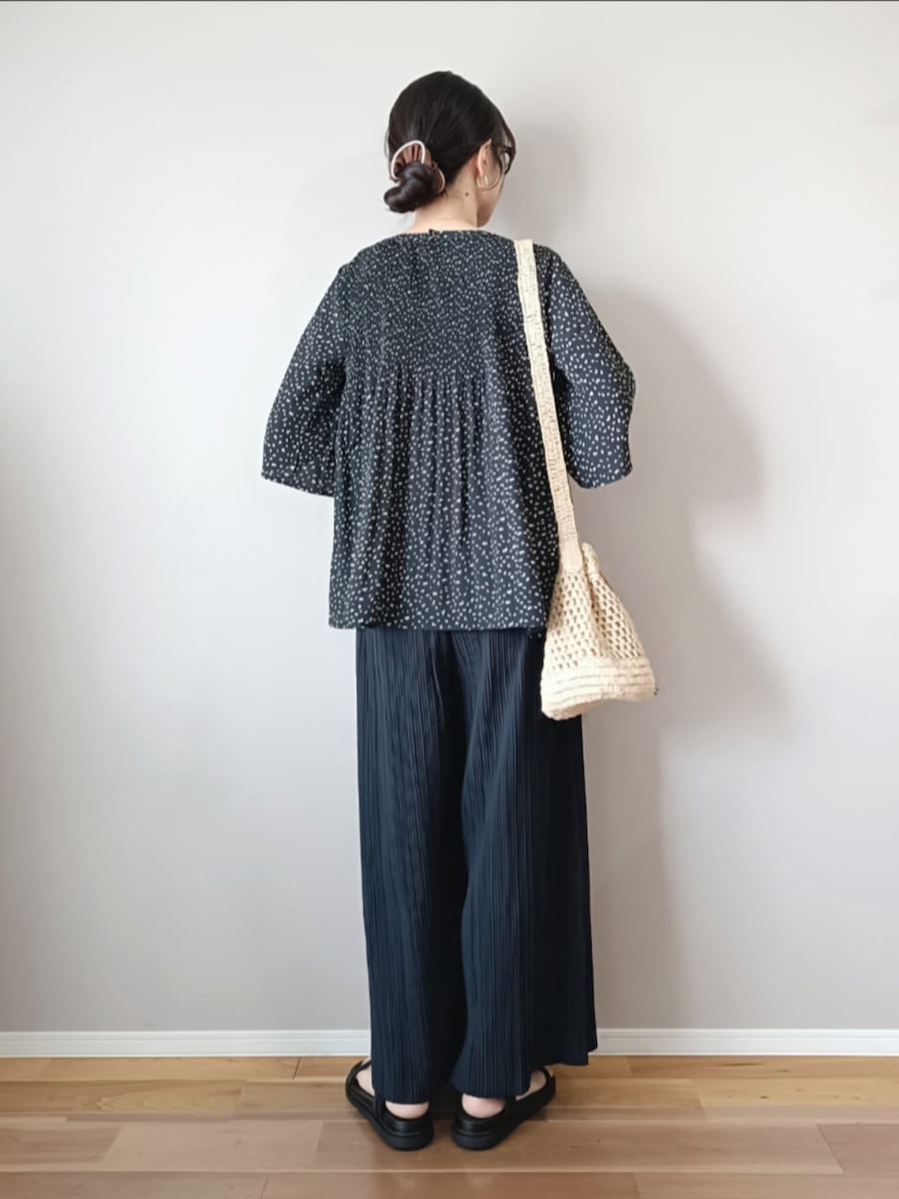 ブルー系のその他パンツ、ベージュ系のバッグ、ブラック系のシャツ/ブラウスを着用したレディースの夏コーディネートの4枚目の写真