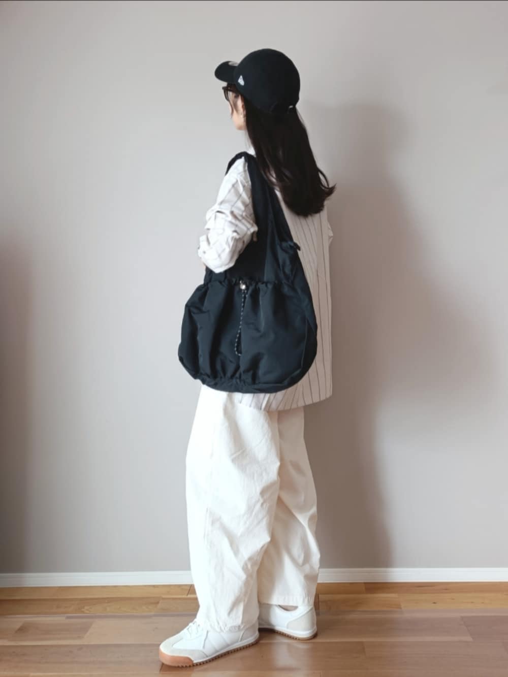 ブラック系のトートバッグ、ベージュ系のシャツ/ブラウス、ホワイト系のカーゴパンツを着用したレディースの秋コーディネートの3枚目の写真