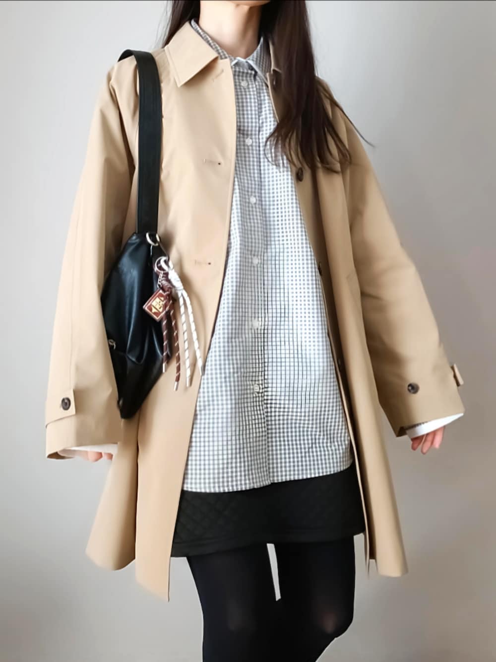 ホワイト系のシャツ/ブラウス、ブラック系のショルダーバッグ、ブラック系のスリッポンを着用したレディースの冬コーディネートの2枚目の写真