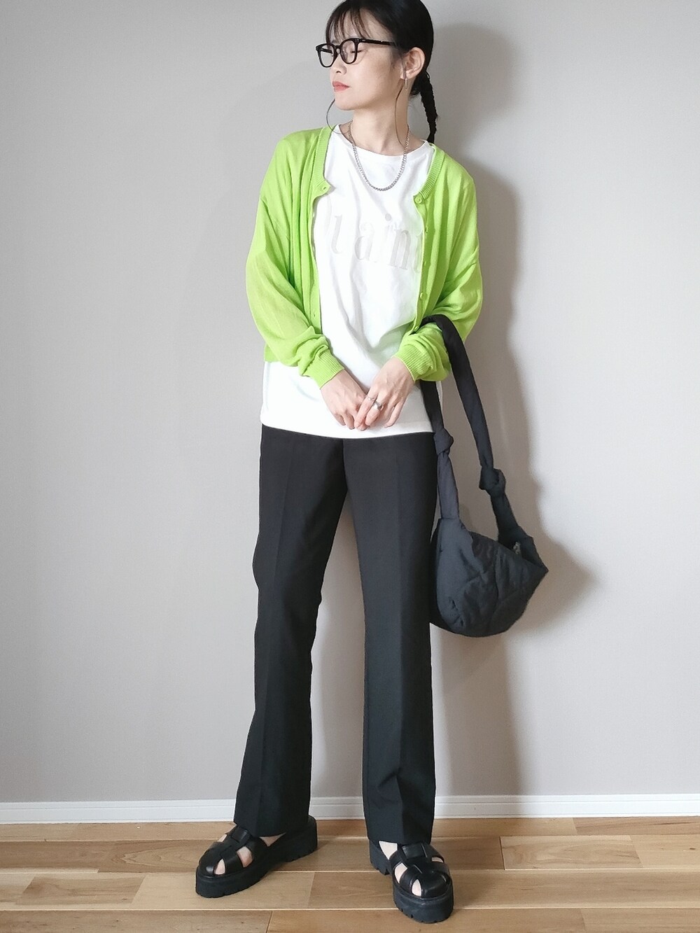 グリーン系のカーディガン/ボレロ、ブラック系のショルダーバッグ、ホワイト系のTシャツ/カットソーを着用したレディースの夏コーディネートの3枚目の写真