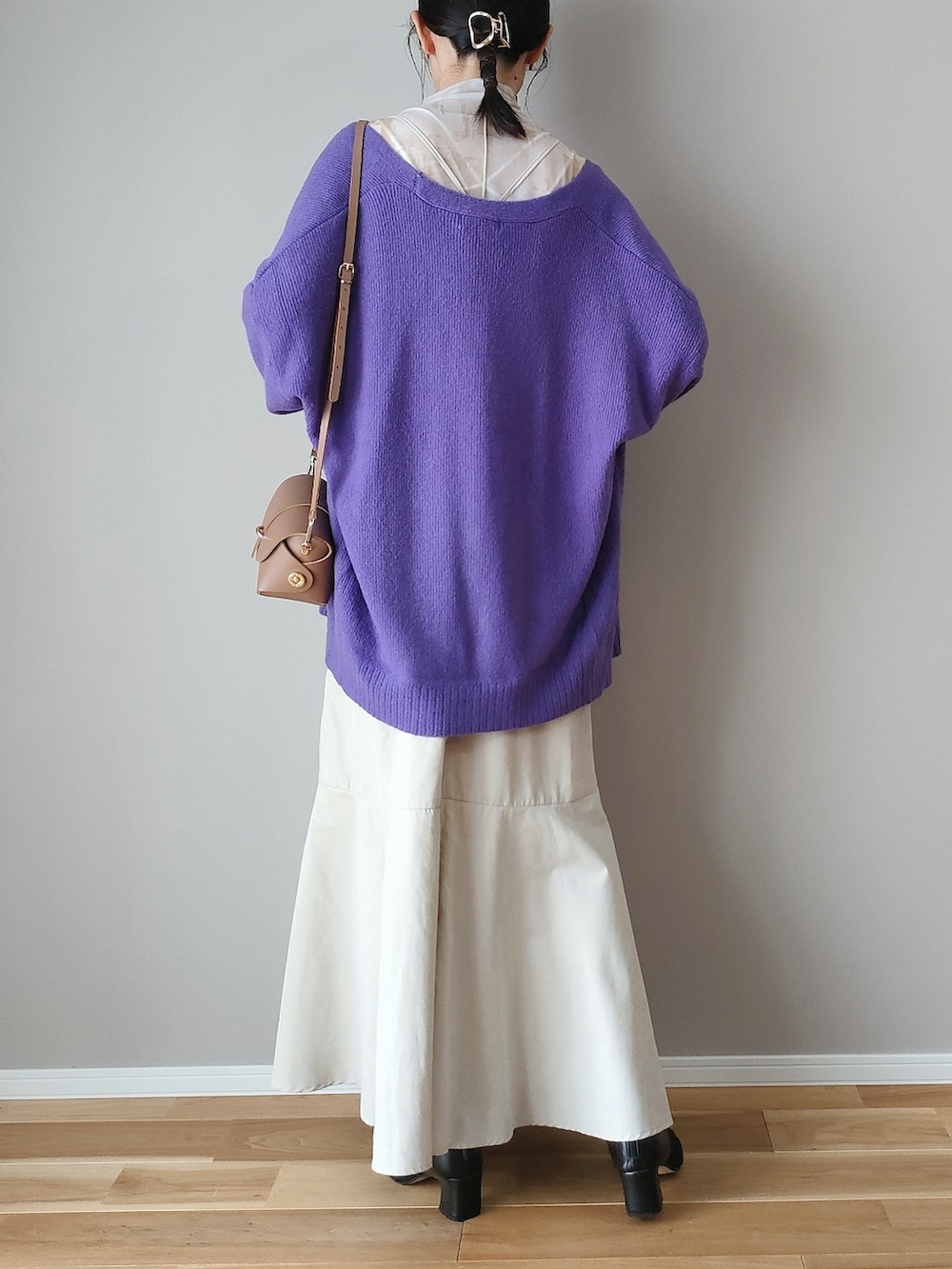 パープル系のカーディガン/ボレロ、ベージュ系のTシャツ/カットソー、ベージュ系のワンピースを着用したレディースの秋コーディネートの2枚目の写真