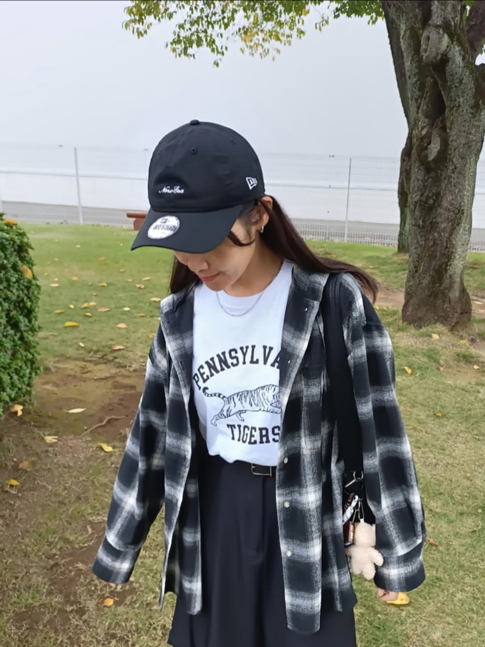 ブラック系のシャツ/ブラウス、ホワイト系のTシャツ/カットソー、ブラック系のパンツを着用したレディースの秋コーディネートの2枚目の写真