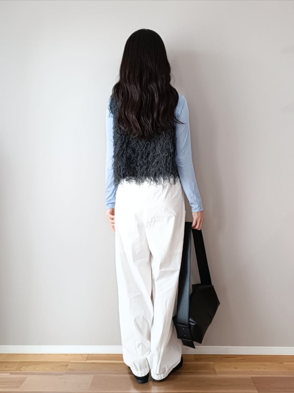 グレー系のベスト、ピンク系のTシャツ/カットソー、ホワイト系のカーゴパンツを着用したレディースの春コーディネートの3枚目の写真