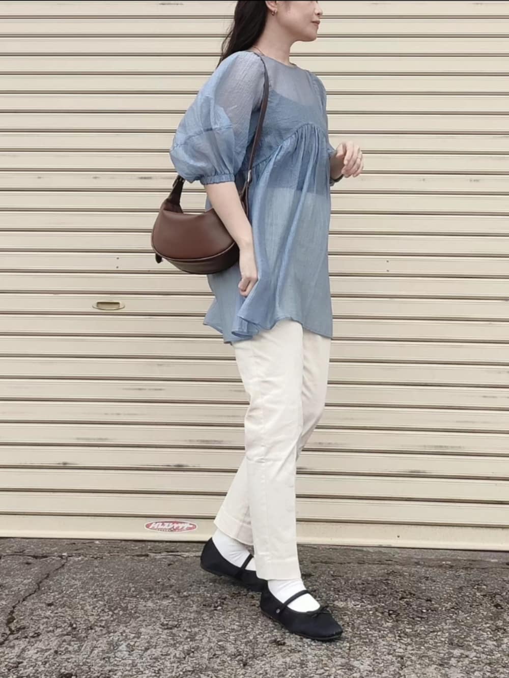 ブルー系のシャツ/ブラウス、ブラウン系のショルダーバッグ、ブラック系のバレエシューズを着用したレディースの春コーディネートの3枚目の写真