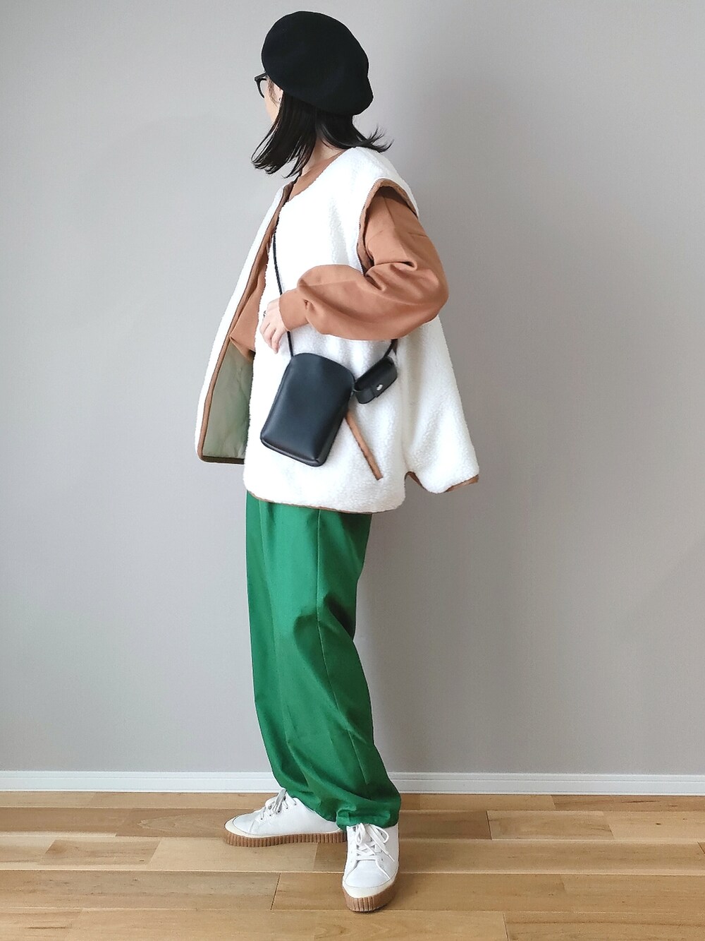 ホワイト系のブルゾン、イエロー系のスウェット、グリーン系のスラックスを着用したレディースの秋コーディネートの4枚目の写真