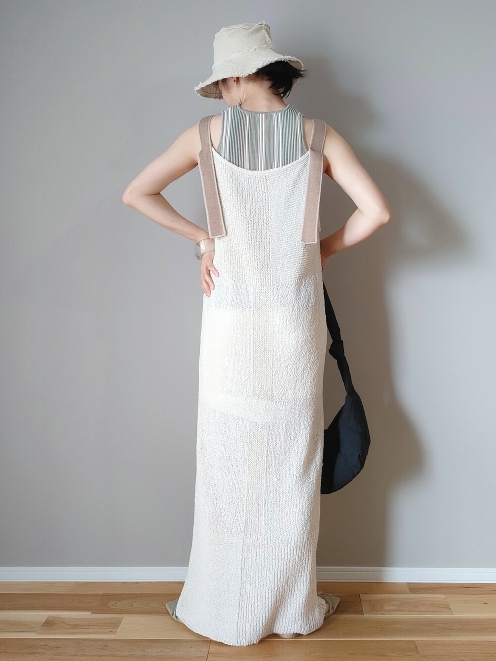 ホワイト系のワンピース、ブラック系のショルダーバッグ、グリーン系のサンダルを着用したレディースの夏コーディネートの3枚目の写真