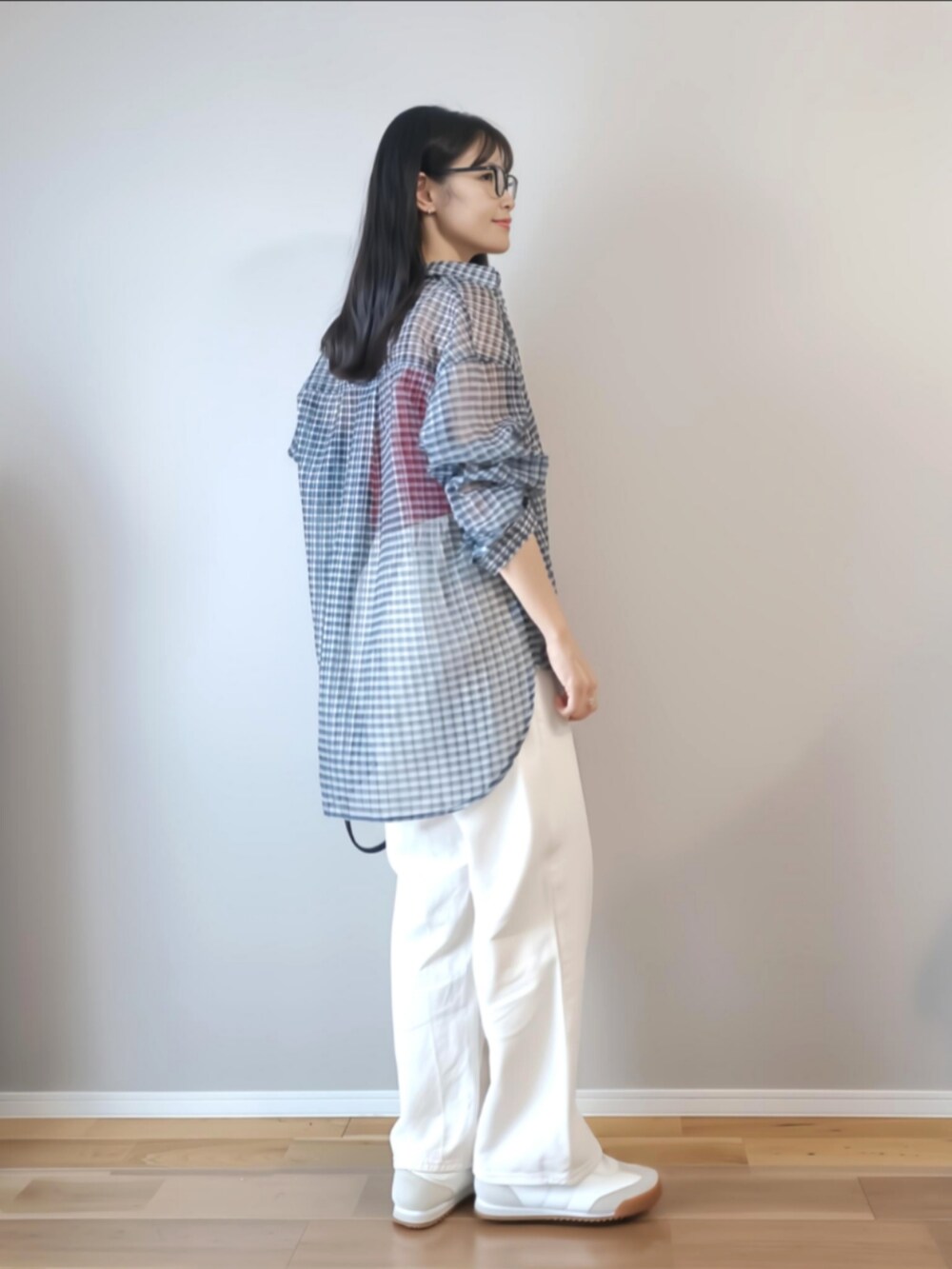 ブラック系のシャツ/ブラウス、レッド系のキャミソール、ホワイト系のパンツを着用したレディースの夏コーディネートの2枚目の写真