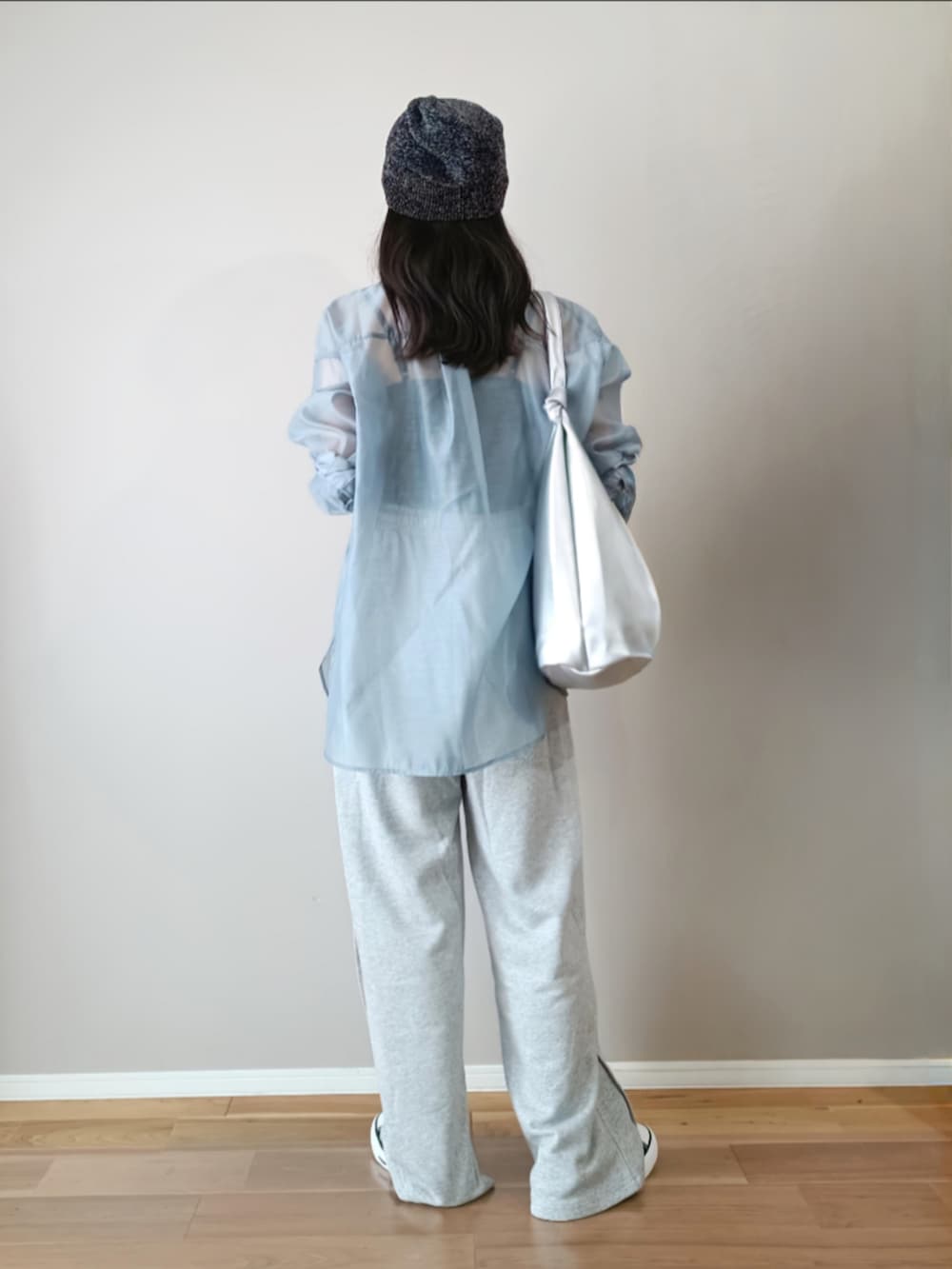 シルバー系のトートバッグ、グレー系のスウェットパンツ、ブルー系のシャツ/ブラウスを着用したレディースの夏コーディネートの3枚目の写真