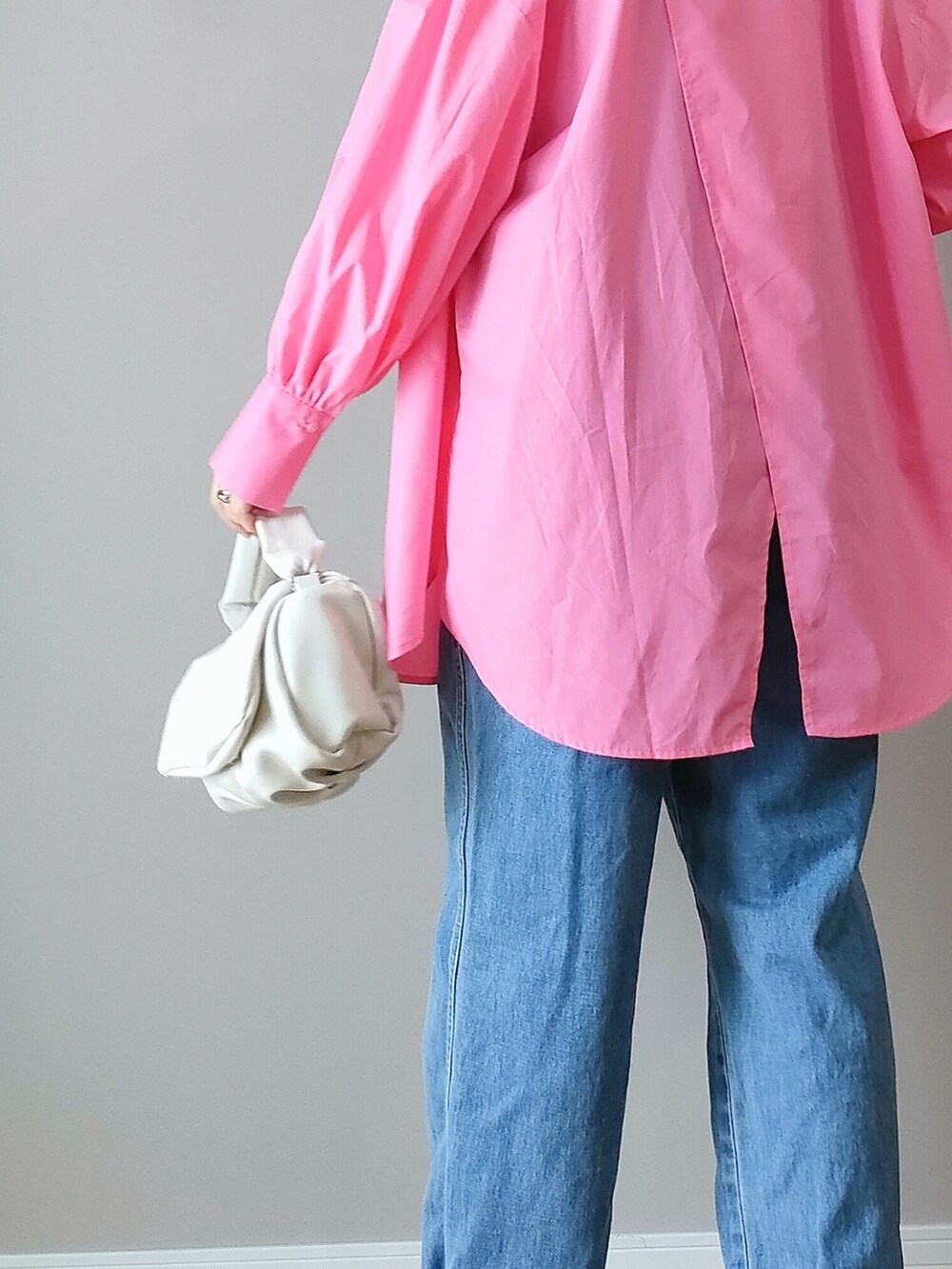 ピンク系のシャツ/ブラウス、ブルー系のサロペット/オーバーオール、ホワイト系のショルダーバッグを着用したレディースの春コーディネートの2枚目の写真