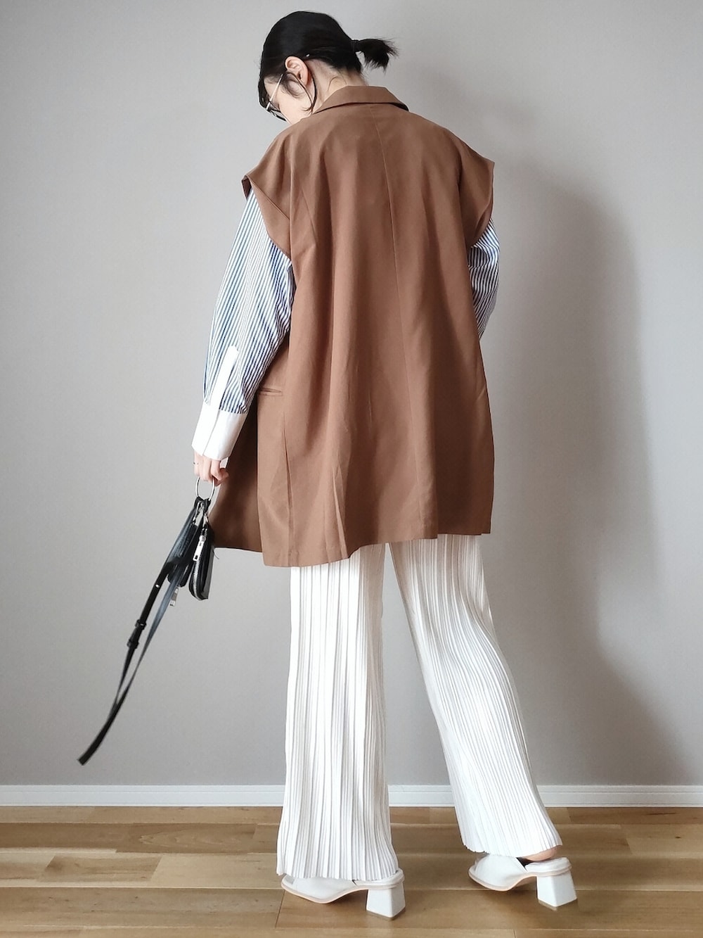 ホワイト系のその他パンツ、ブルー系のシャツ/ブラウス、ブラウン系のベストを着用したレディースの夏コーディネートの3枚目の写真