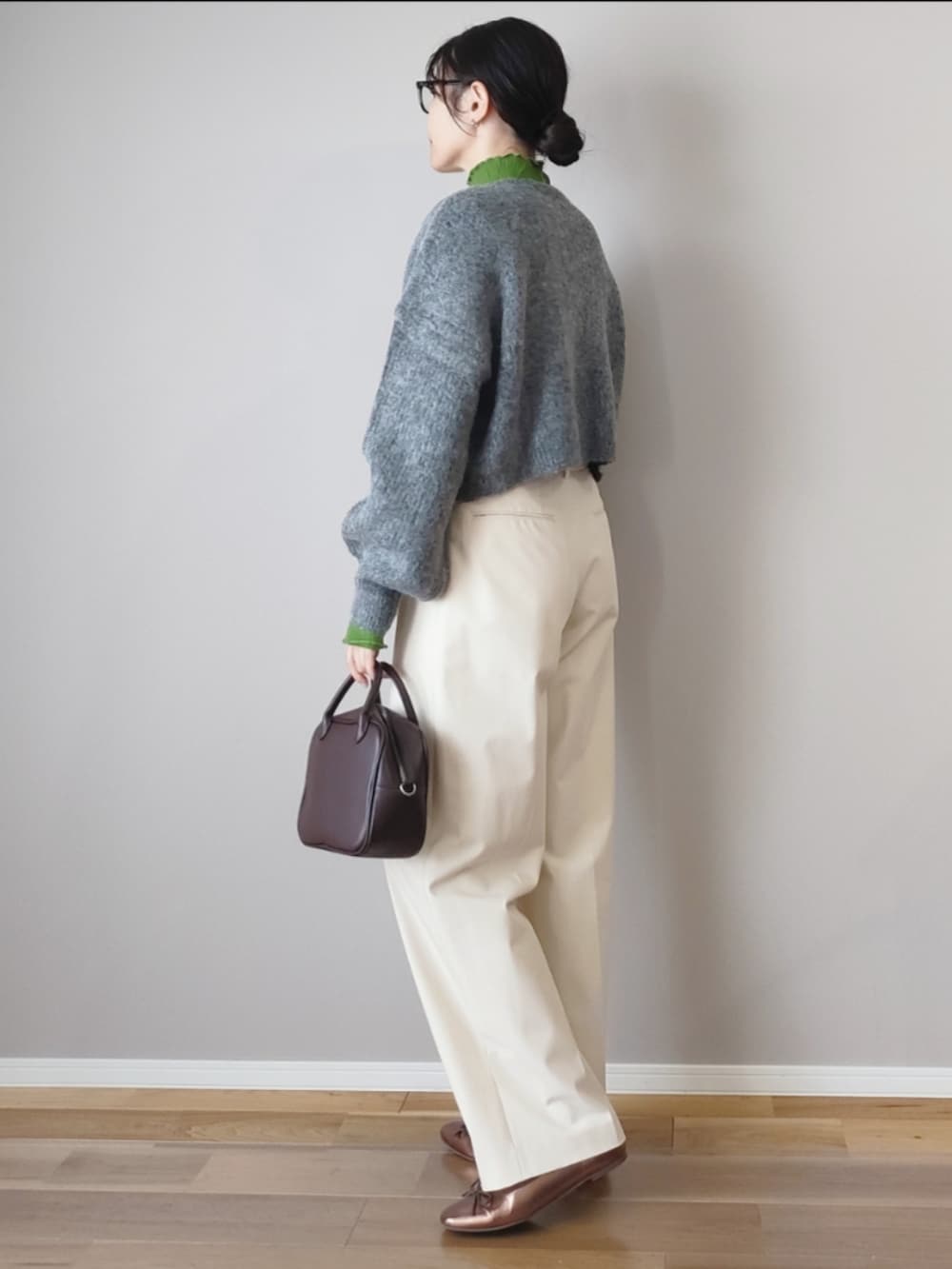 グレー系のカーディガン/ボレロ、グリーン系のTシャツ/カットソー、ブラウン系のボストンバッグを着用したレディースの秋コーディネートの4枚目の写真