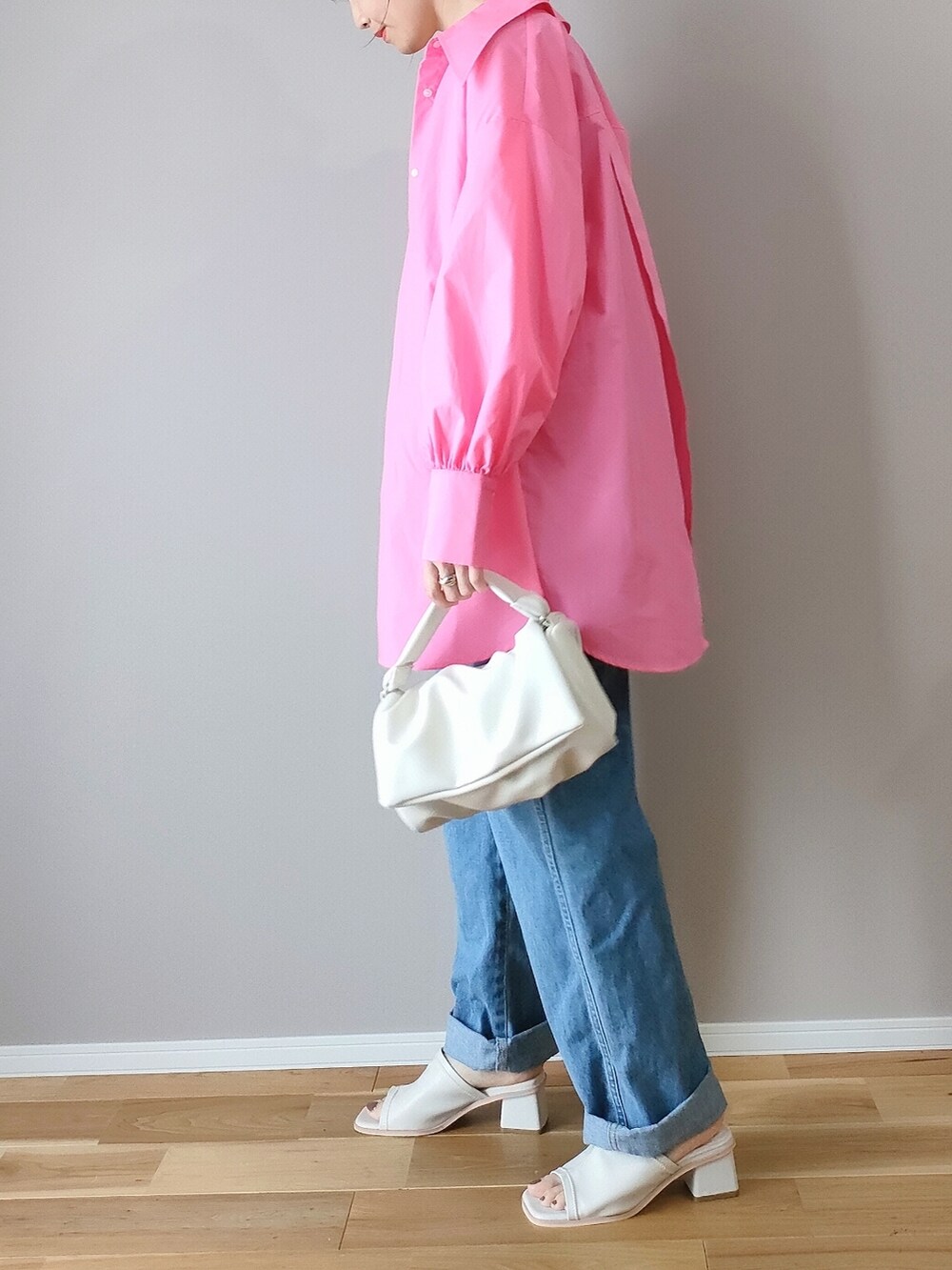 ピンク系のシャツ/ブラウス、ブルー系のサロペット/オーバーオール、ホワイト系のショルダーバッグを着用したレディースの春コーディネートの3枚目の写真