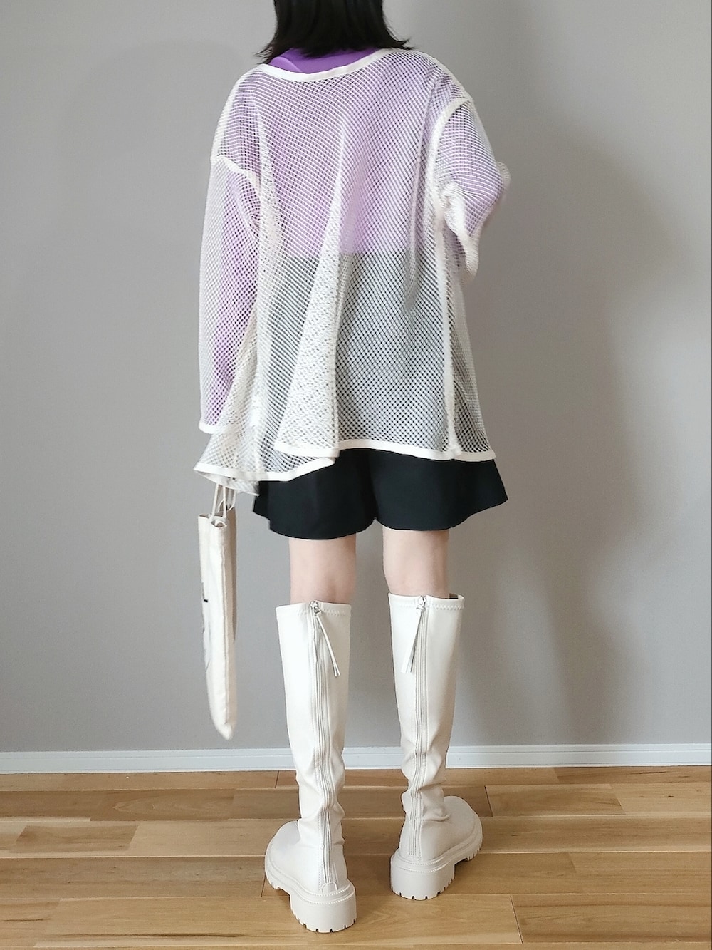 パープル系のTシャツ/カットソー、ホワイト系のブーツ、ホワイト系のTシャツ/カットソーを着用したレディースの夏コーディネートの5枚目の写真