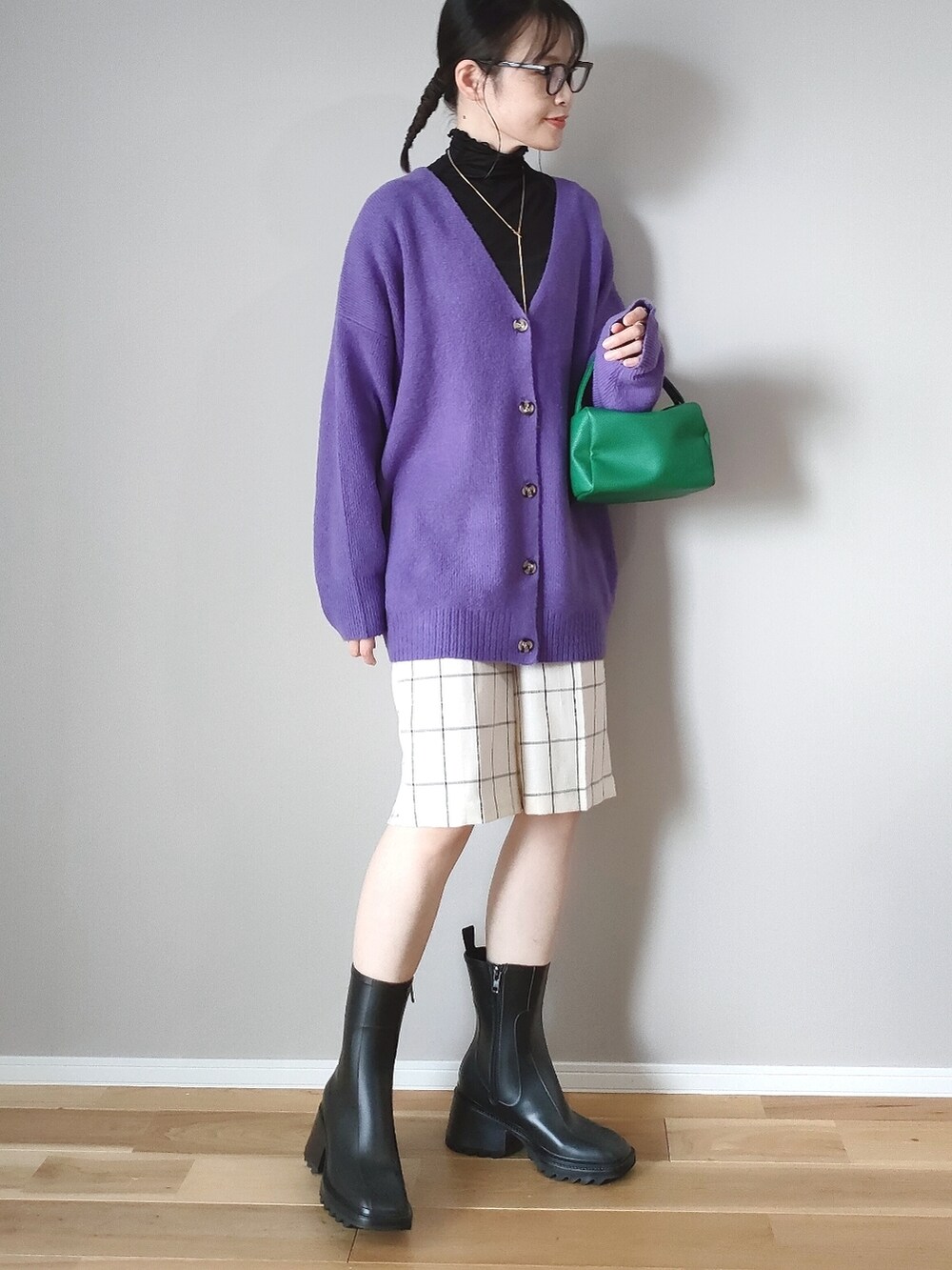 パープル系のカーディガン/ボレロ、ブラック系のTシャツ/カットソー、ブラック系のレインシューズを着用したレディースの秋コーディネートの2枚目の写真