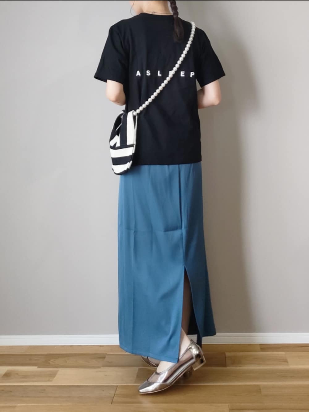 ブラック系のTシャツ/カットソー、ホワイト系のショルダーバッグ、ブルー系のスカートを着用したレディースの夏コーディネートの4枚目の写真