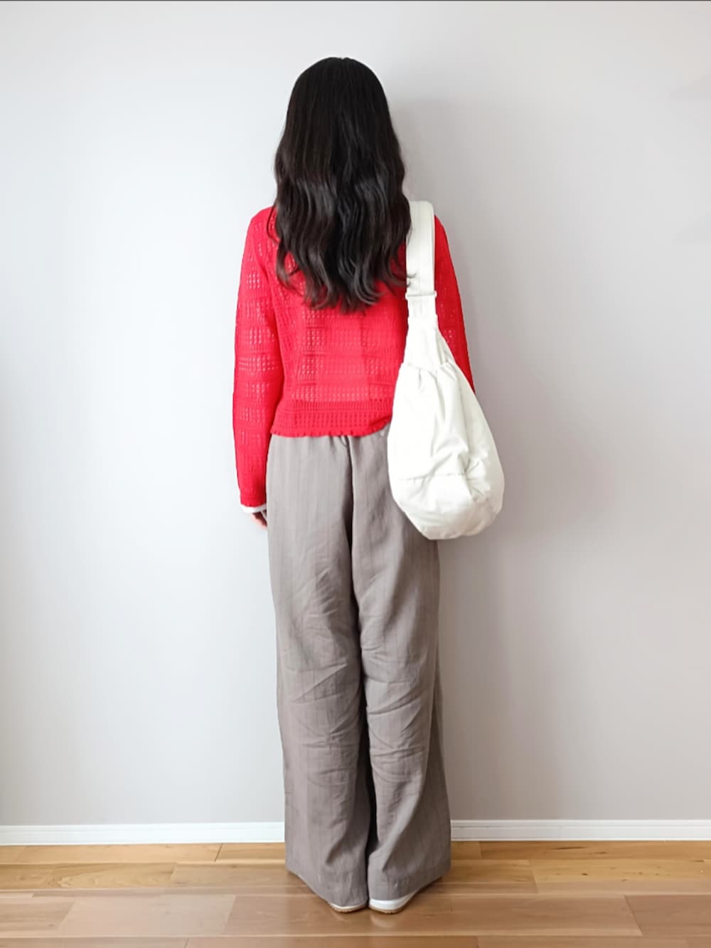 グレー系のその他パンツ、レッド系のカーディガン/ボレロ、ホワイト系のショルダーバッグを着用したレディースの春コーディネートの3枚目の写真