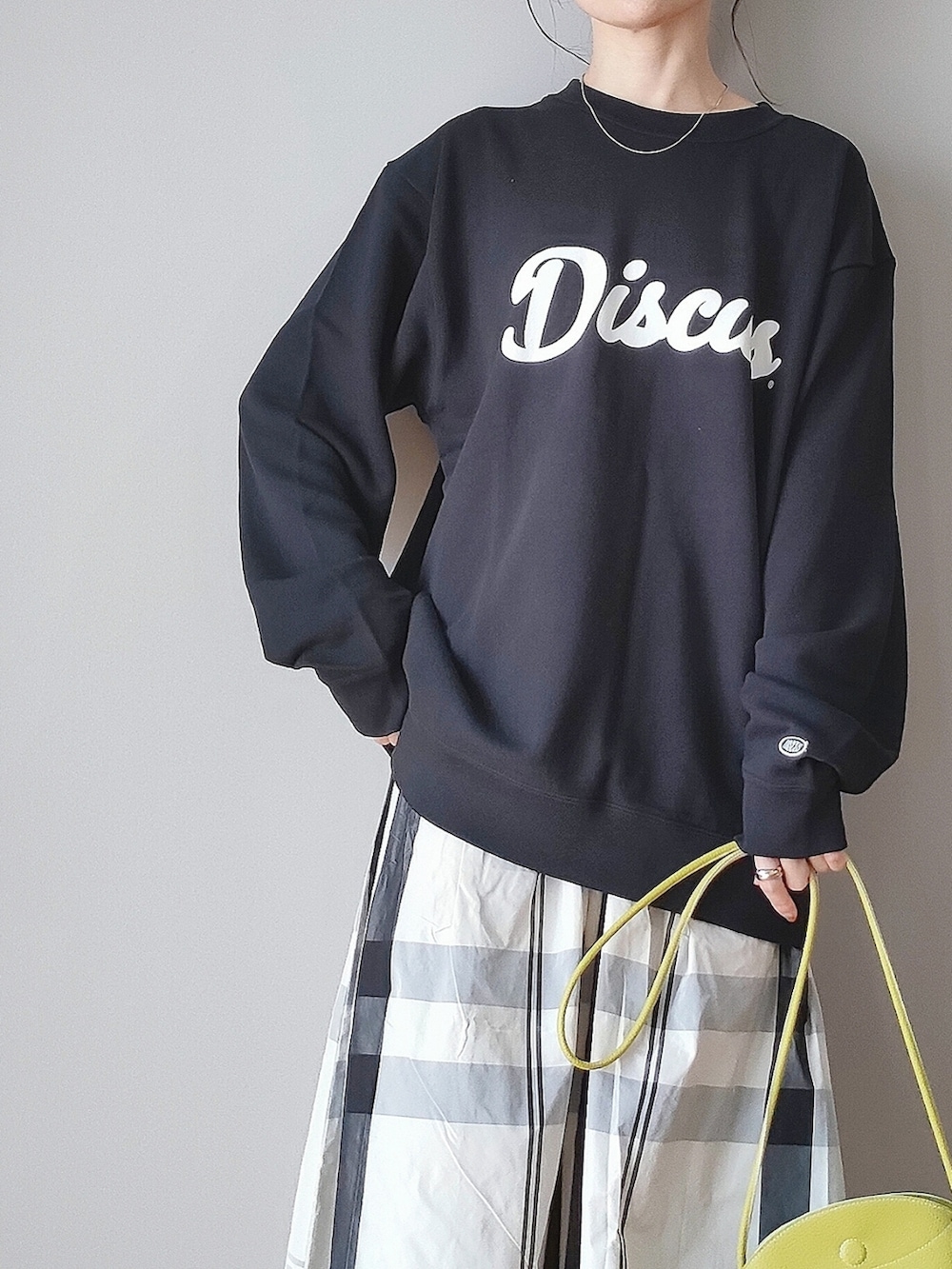 「AREATE、discus、大人カジュアル、フレアスカート、チェックスカート、スウェット、秋服、ラフコーデ、ANGIE VINTAGE、シェリーアイランド、ロゴスウェット、スニーカー」｜「DISCUS ATHLETICのDISCUS ATHLETIC/ディスカス アスレチック USAコットンカレッジプリントスウェットプルオーバー（スウェット、ブラック系）」を使った、ｐａｎａさん（骨格ストレート・レディース・162cm）の秋コーディネートの2枚目の写真
