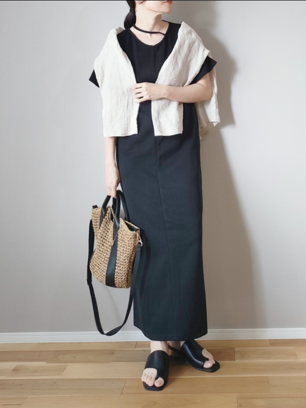 ブラック系のワンピース、ブラック系のサンダル、ブラック系のショルダーバッグを着用したレディースの夏コーディネートの2枚目の写真