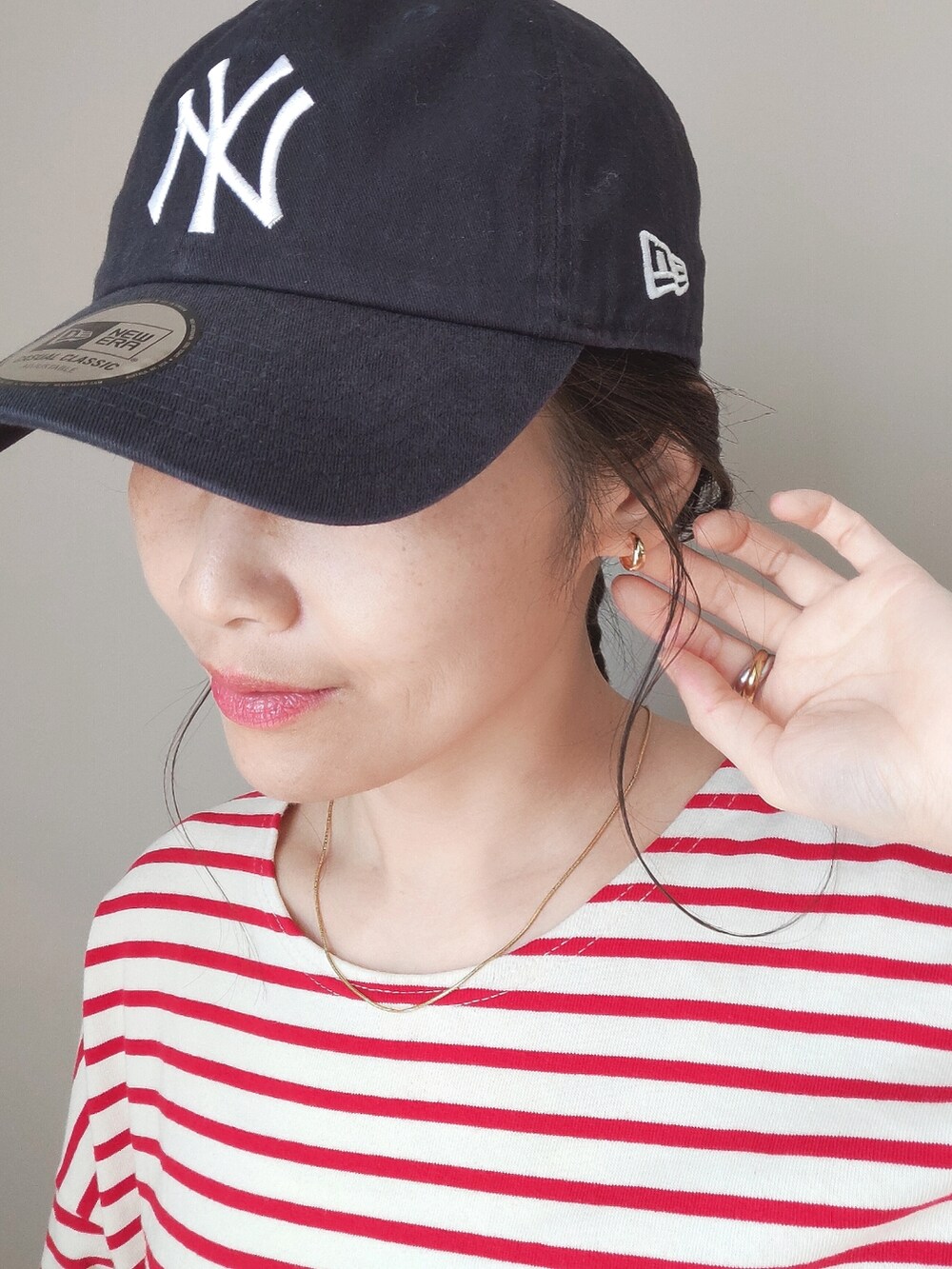 ホワイト系のカーゴパンツ、レッド系のTシャツ/カットソー、ブルー系のキャップを着用したレディースの春コーディネートの4枚目の写真