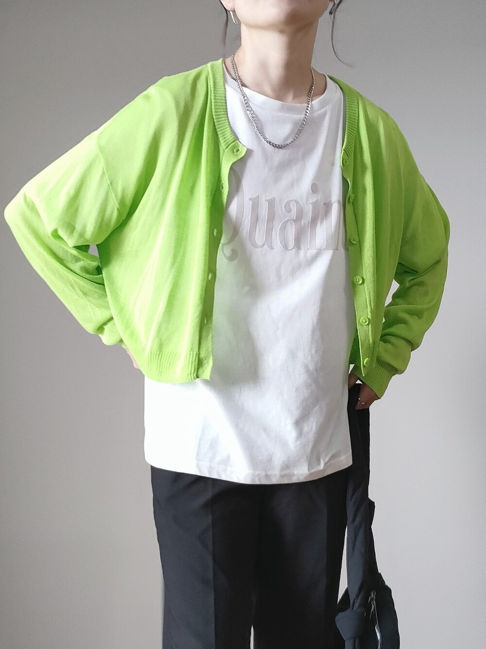 グリーン系のカーディガン/ボレロ、ブラック系のショルダーバッグ、ホワイト系のTシャツ/カットソーを着用したレディースの夏コーディネートの2枚目の写真