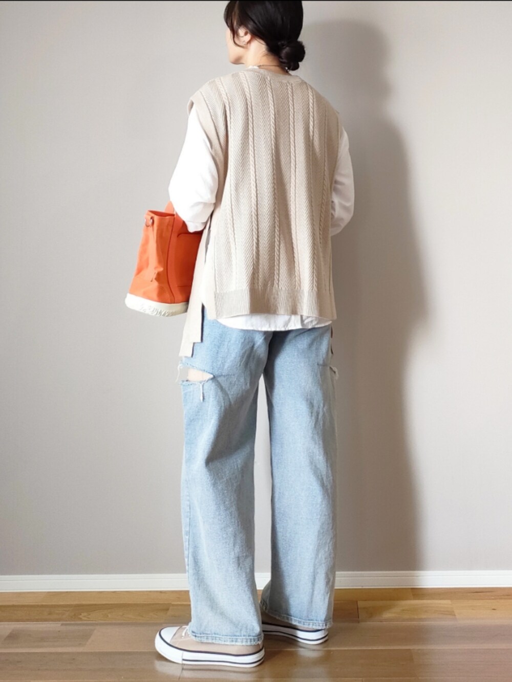 ベージュ系のベスト、ホワイト系のシャツ/ブラウス、ベージュ系のスニーカーを着用したレディースの秋コーディネートの2枚目の写真