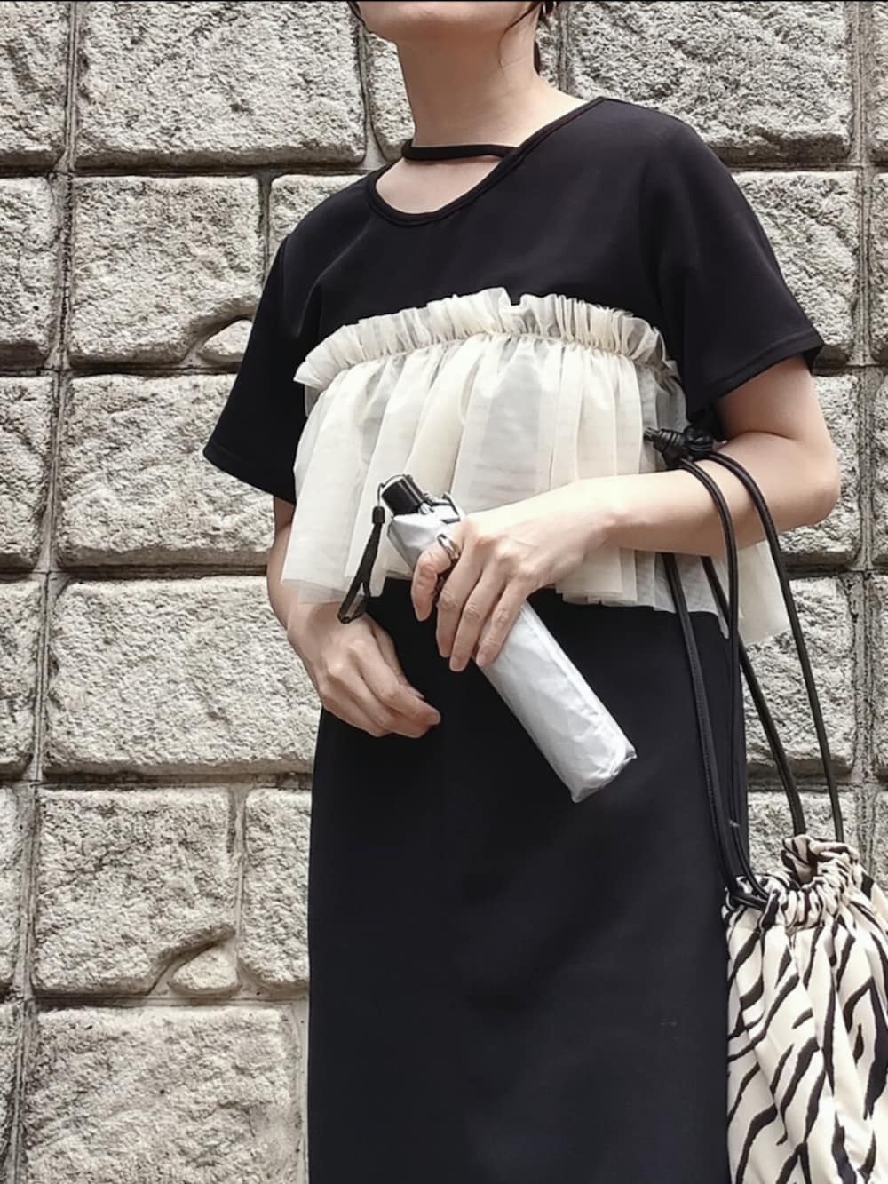 ブラック系のワンピース、シルバー系の折りたたみ傘、ホワイト系の付け襟を着用したレディースの夏コーディネートの2枚目の写真