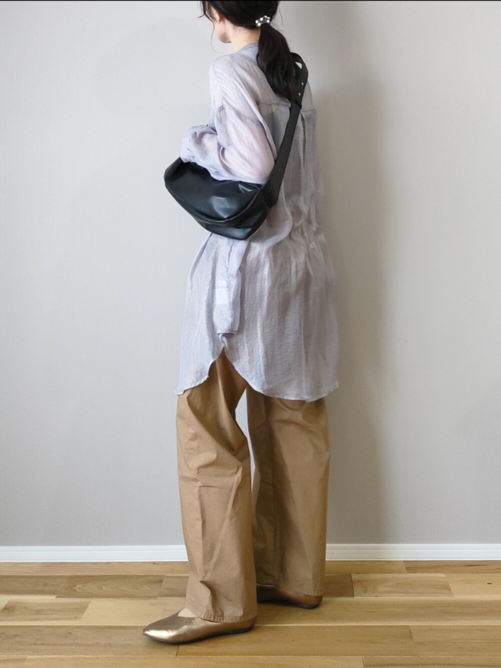 ブラック系のショルダーバッグ、ベージュ系のその他パンツ、ゴールド系のその他シューズを着用したレディースの秋コーディネートの3枚目の写真