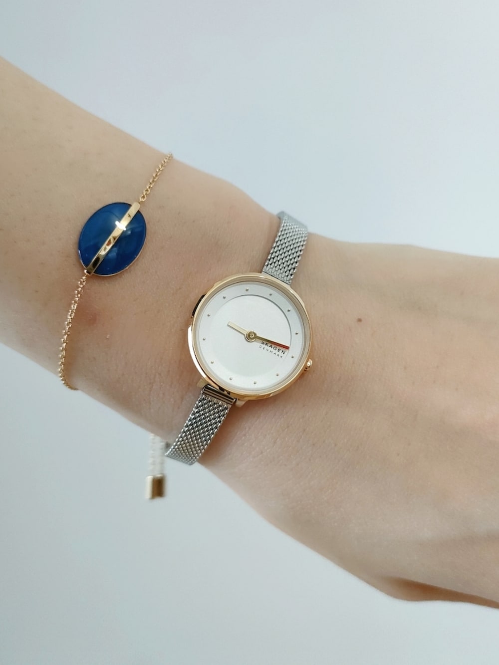 ブルー系のサロペット/オーバーオール、ブラック系のシャツ/ブラウス、ブラック系のバレエシューズを着用したレディースの夏コーディネートの2枚目の写真