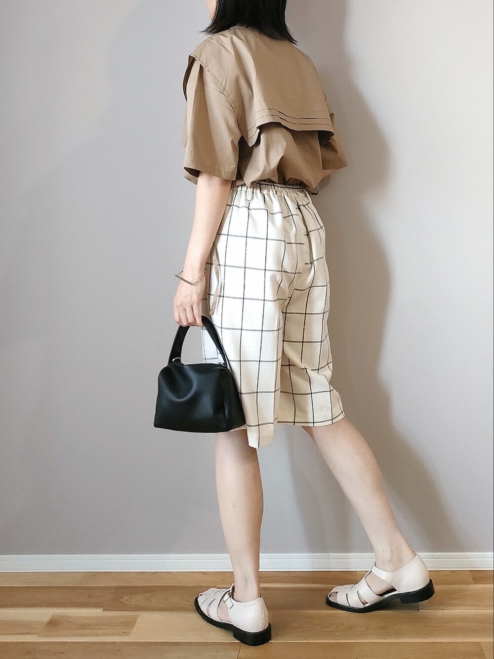 ブラウン系のシャツ/ブラウス、ホワイト系のサンダル、ホワイト系のその他パンツを着用したレディースの夏コーディネートの4枚目の写真