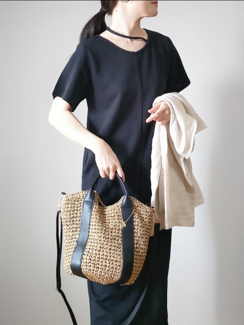 ブラック系のワンピース、ブラック系のサンダル、ブラック系のショルダーバッグを着用したレディースの夏コーディネートの4枚目の写真