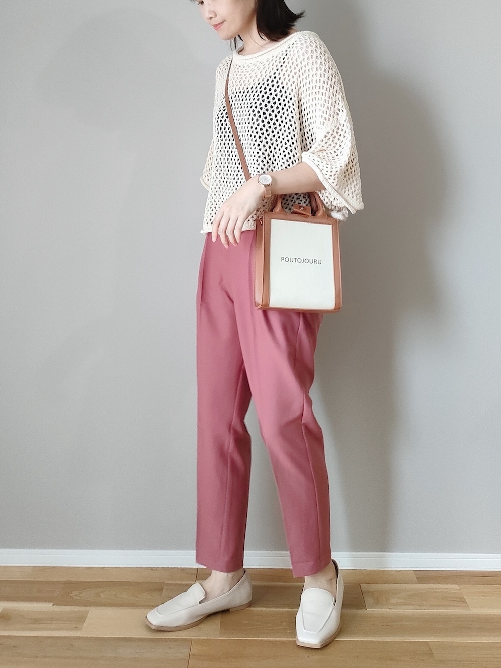 ピンク系のその他パンツ、ホワイト系のニット/セーター、イエロー系のトートバッグを着用したレディースの秋コーディネートの2枚目の写真