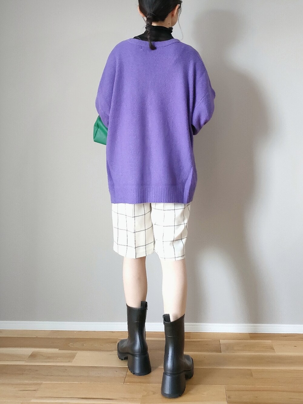 パープル系のカーディガン/ボレロ、ブラック系のTシャツ/カットソー、ブラック系のレインシューズを着用したレディースの秋コーディネートの3枚目の写真