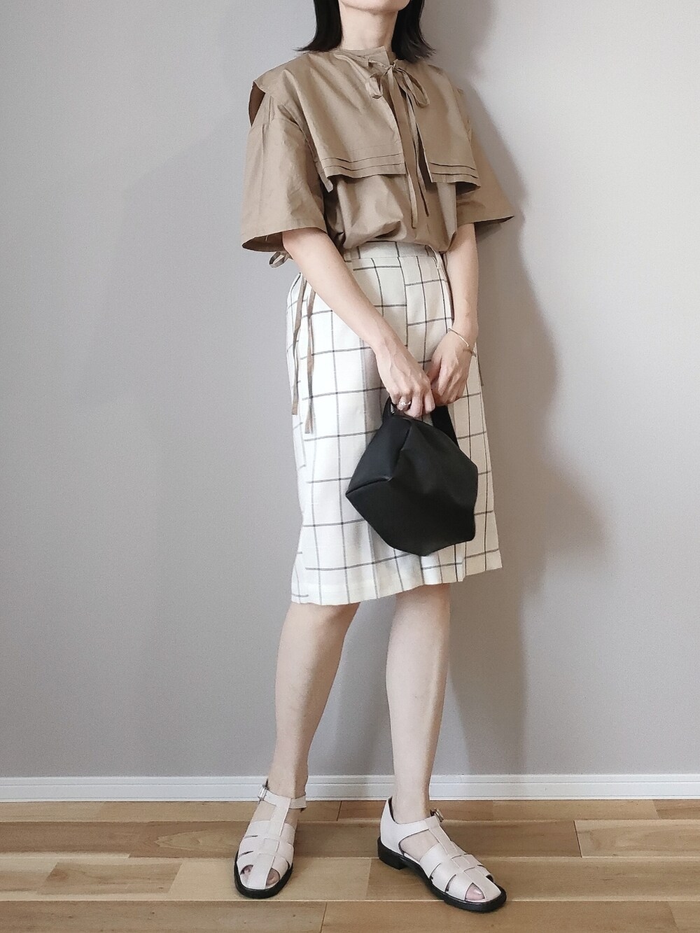 ブラウン系のシャツ/ブラウス、ホワイト系のサンダル、ホワイト系のその他パンツを着用したレディースの夏コーディネートの2枚目の写真