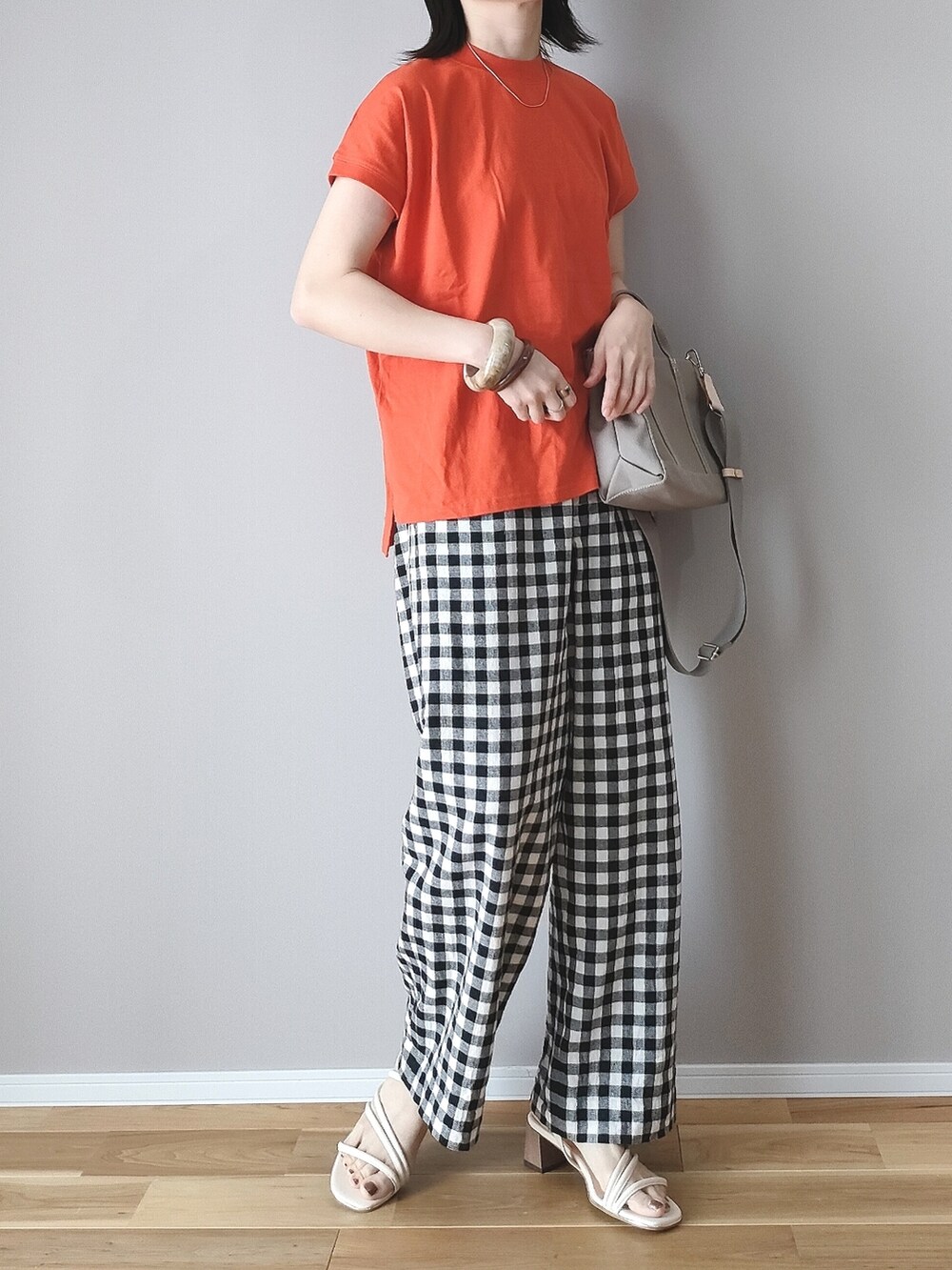 オレンジ系のTシャツ/カットソー、グレー系のハンドバッグ、その他のその他パンツを着用したレディースの夏コーディネートの2枚目の写真