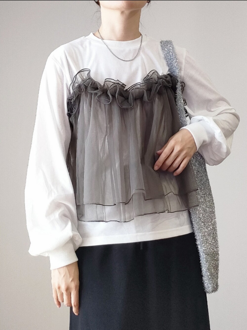 ブラウン系のブルゾン、ホワイト系のTシャツ/カットソー、ブラック系のスカートを着用したレディースの秋コーディネートの5枚目の写真