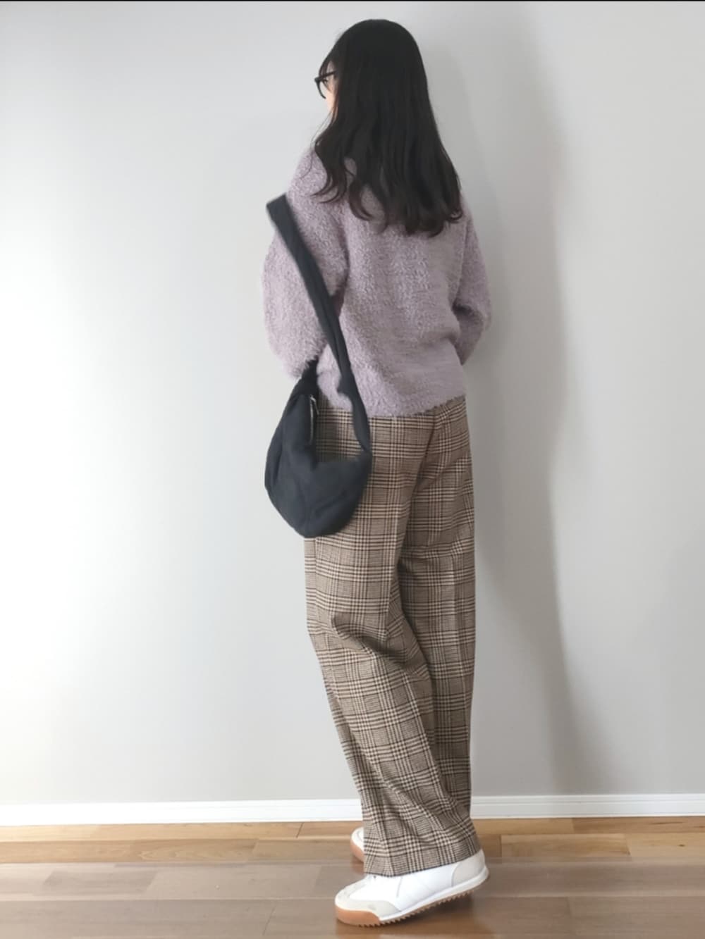 ブラウン系のニット/セーター、ブラウン系のニット/セーター、ブラウン系のパンツを着用したレディースの冬コーディネートの2枚目の写真