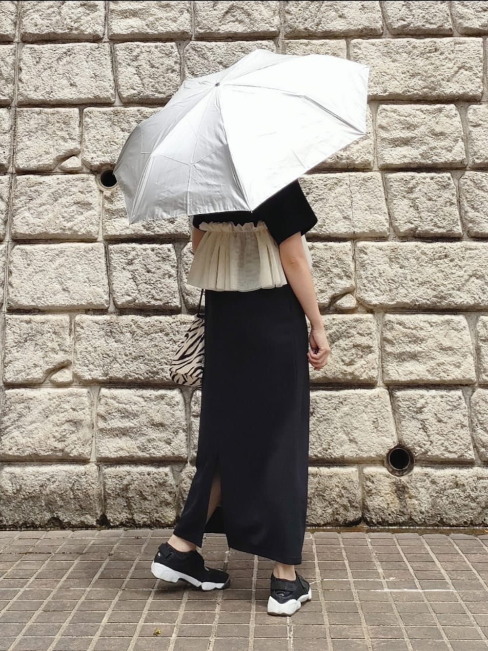 ブラック系のワンピース、シルバー系の折りたたみ傘、ホワイト系の付け襟を着用したレディースの夏コーディネートの4枚目の写真
