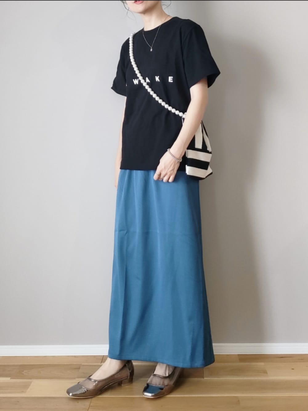 ブラック系のTシャツ/カットソー、ホワイト系のショルダーバッグ、ブルー系のスカートを着用したレディースの夏コーディネートの3枚目の写真