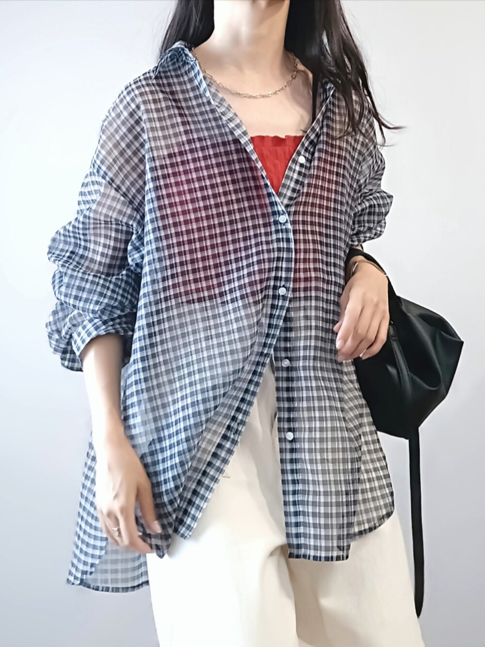 ブラック系のシャツ/ブラウス、レッド系のキャミソール、ホワイト系のパンツを着用したレディースの夏コーディネートの3枚目の写真