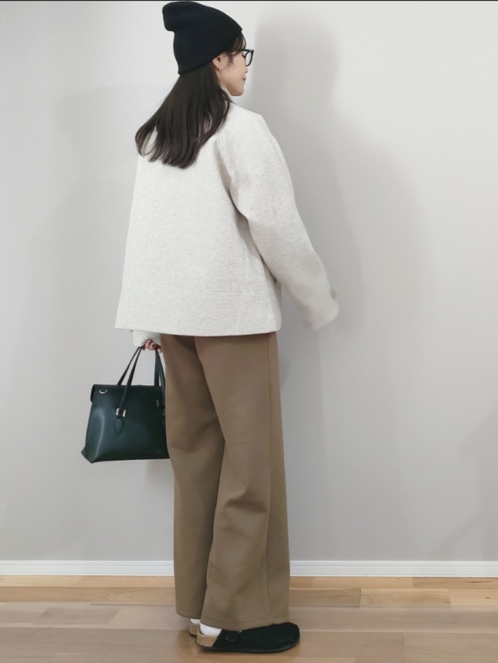 ベージュ系のジャケット/アウター、ホワイト系のシャツ/ブラウス、ブラウン系のスウェットパンツを着用したレディースの冬コーディネートの2枚目の写真