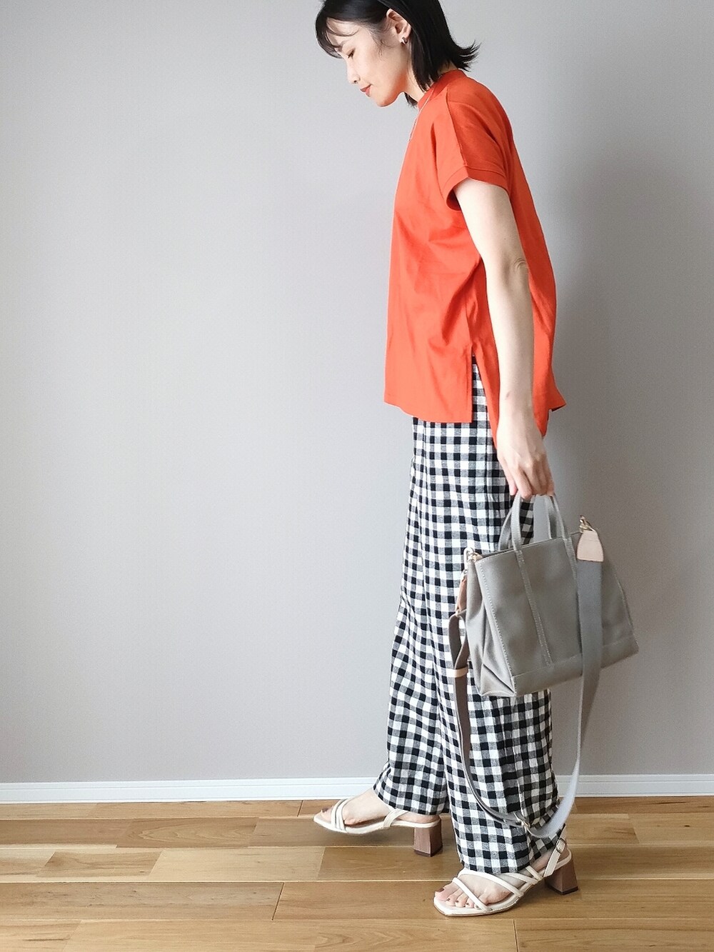 オレンジ系のTシャツ/カットソー、グレー系のハンドバッグ、その他のその他パンツを着用したレディースの夏コーディネートの3枚目の写真